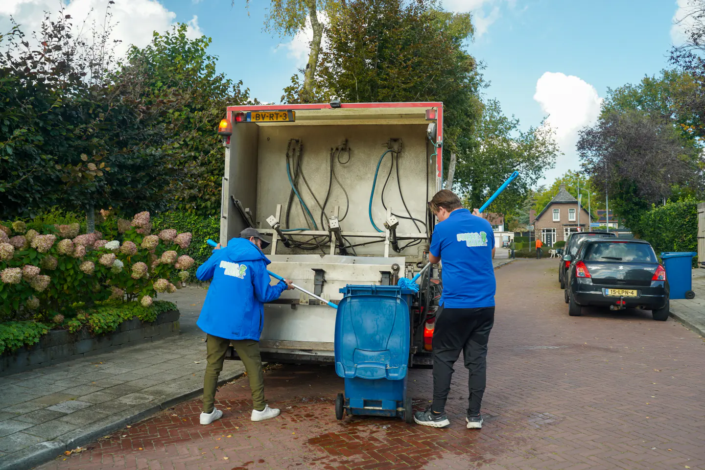 Medewerkers van Frisse Kliko aan het werk in een woonstraat
